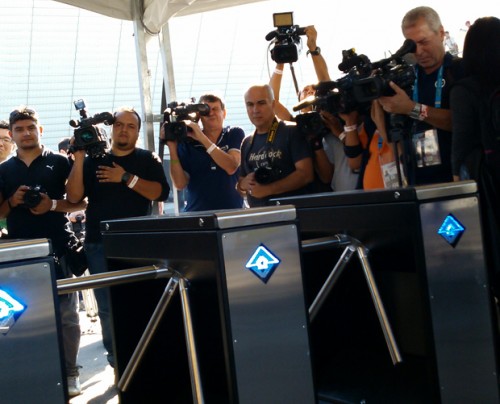 Imprensa filma e fotografa catracas do Itaquerão (Andrei Spinassé/Esportividade)