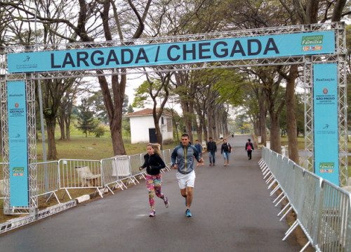 Pórtico do Circuito Popular de corrida de rua (Andrei Spinassé/Esportividade)