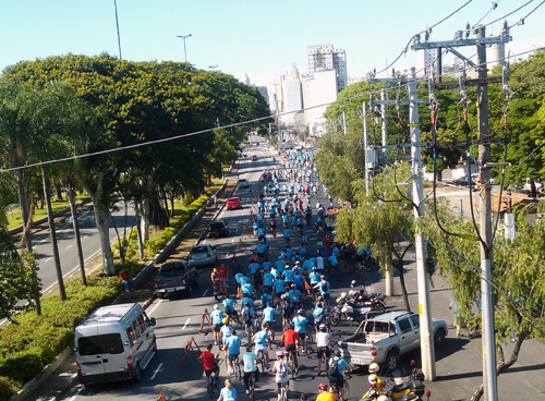 Ciclistas se alinham para volta do passeio após parada no CE Tietê (Esportividade)