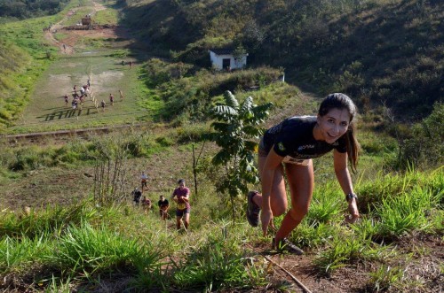 Subida de morro com auxílio de corda na Xtreme Race Barueri (Divulgação)
