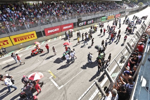 Formação do grid de categoria do SuperBike Brasil (Wander Roberto)