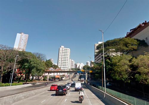 Na saída do viaduto já se vê a passarela (Google Maps)