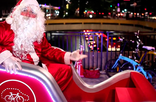 Papai Noel pronto para passeio ao lado de ciclistas (movimentoconviva.com.br)