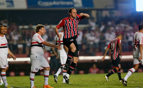 Rogério Ceni vibra após fazer gol de pênalti (Rubens Chiri/saopaulofc.net)