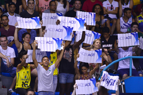 Torcida osasquense no ginásio José Liberatti (João Pires/Fotojumpo)
