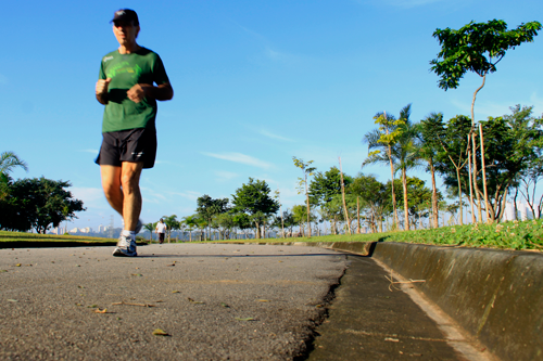 Atleta no parque Villa-Lobos (parquevillalobos.sp.gov.br)