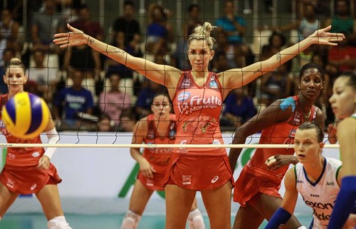 Thaisa durante clássico contra o Rexona-Ades (Nestlé Família Mais Ativa)