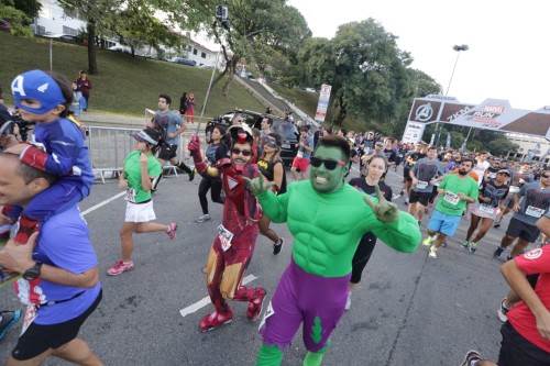 Atletas disputam a Vingadores fantasiados (Corpore)