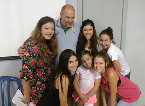 Morten com meninas do Ellas (Andrei Spinassé/Esportividade)