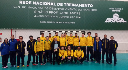Seleção brasileira masculina de handebol na inauguração de centro (Andrei Spinassé/Esportividade)
