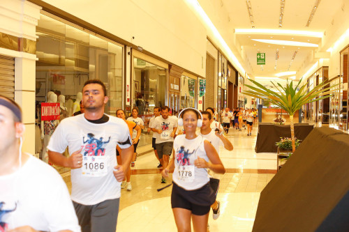 Participantes correm por alamedas do SP Market (SportsFuse)