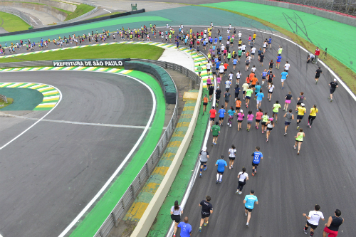 Atletas descem o S do Senna em Interlagos (Instituto Ayrton Senna)