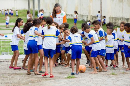 Ana Moser, medalhista olímpica e presidente do IEE, com crianças (Célia Santos/ IEE)