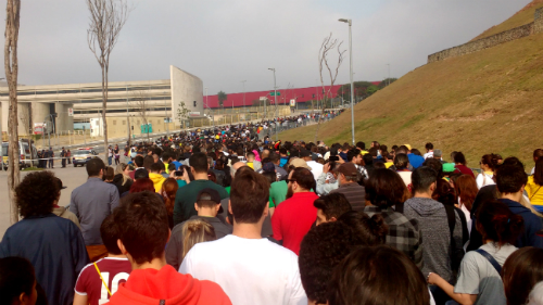 Espectadores caminham em direção ao portão leste minutos antes do início de jogo (Esportividade)