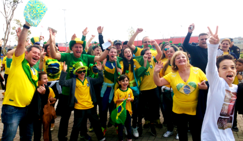 Famílias posam para foto a caminho da Arena Corinthians (Andrei Spinassé/Esportividade)