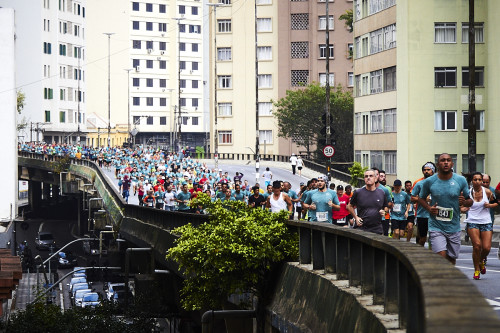 Atletas do Circuito das Estações no Minhocão (Ricardo Soares e Ricardo Moreno)