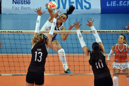 Ponteira Tandara, do Vôlei Nestlé, ataca (João Pires/Fotojump)