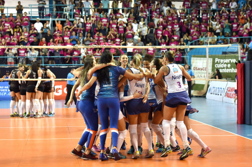 Jogadoras do Vôlei Nestlé comemoram título paulista (João Pires/Fotojump)