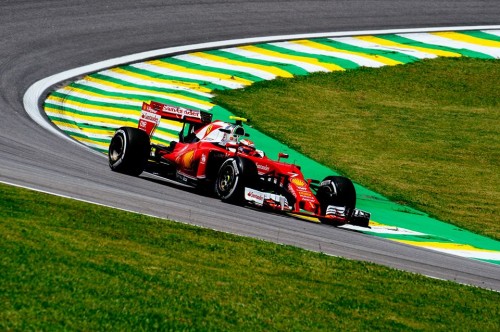 Kimi Raikkonen usa câmera pintada de amarelo em Interlagos (Scuderia Ferrari)