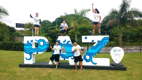 Atletas posam para foto após Caminho da Paz no parque do Povo (Esportividade)