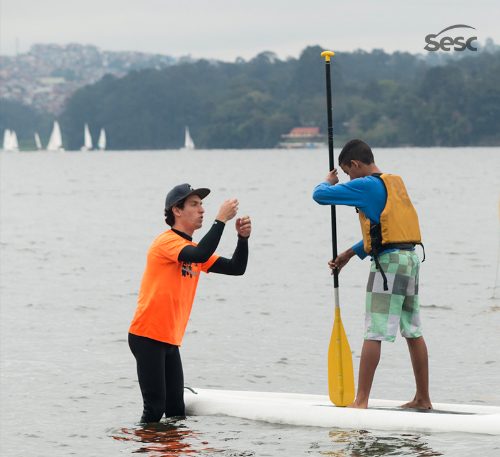 Aula de stand up paddle na represa de Guarapiranga (Sesc Santo Amaro)