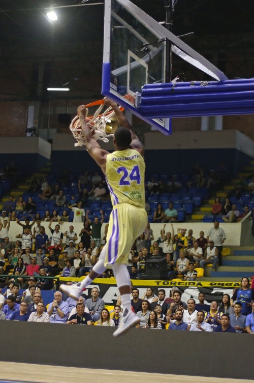 Shamell faz enterrada no Hugão (Mogi das Cruzes/Helbor)
