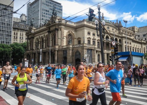 Atletas passam em frente ao Theatro Municipal duranteSão Silvestre (Fernando Dantas/Gazeta Press)