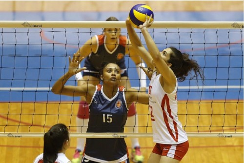 Time do Grêmio Recreativo Barueri (de azul) em ação contra ADC Bradesco (CBV)