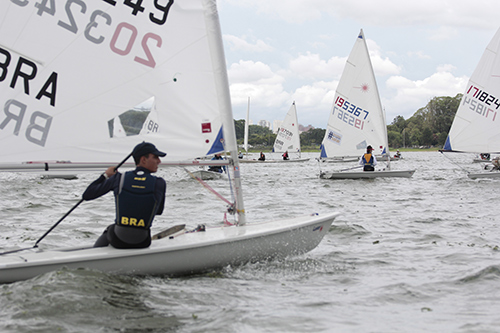 Regata da classe radial na Guarapiranga (Mauricio Brancco/TerapiapeloMar/Divulgação)