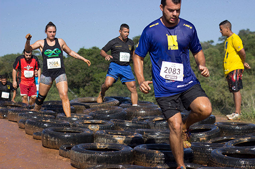 Obstáculo dos pneus é sempre divertido (Iron Race)