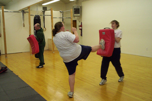 Mulheres fazem aula de krav maga (Rosey-OR)