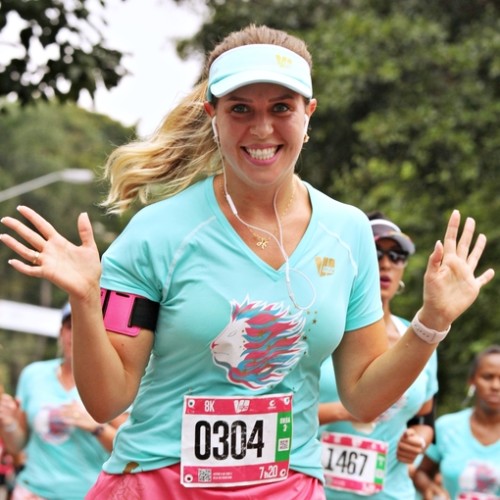 Atleta da corrida feminina WRun-2017 Fotop)