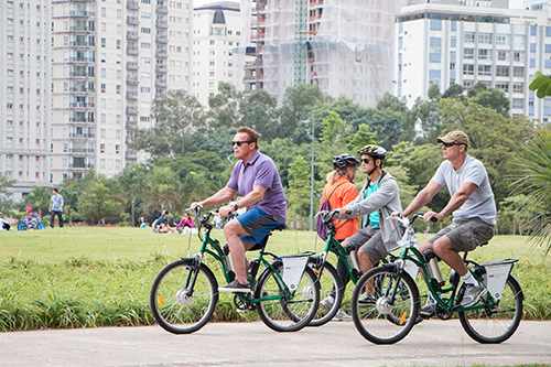 Arnold pedala no parque do Povo (Rodrigo Dod/Savaget)
