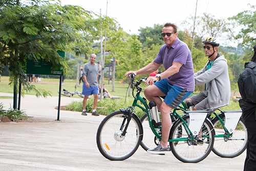 Arnold pedala no parque do Povo (Rodrigo Dod/Savaget)
