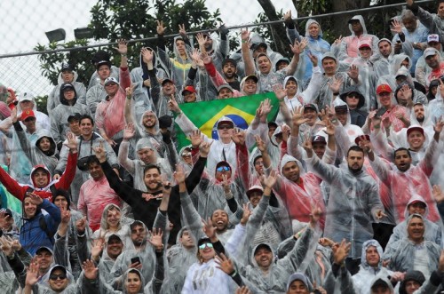 Torcedores em arquibancada de Interlagos (Duda Bairros/GP Brasil F1)