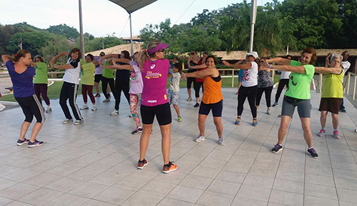 Aula esportiva para adultos no Espaço Verde Chico Mendes (Divulgação)