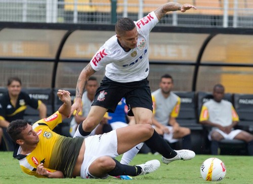 Guerrero disputa bola contra São Bernardo (Daniel Augusto Jr/Agência Corinthians)