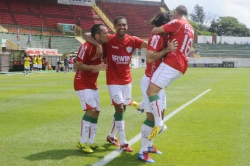 Jogadores da Portuguesa comemoram gol contra São Carlos (Divulgação/APD)