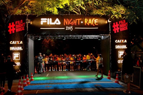 Momentos que antecedem a largada da Fila Night Race (Ricardo Moreno/Divulgação)