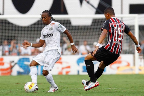 Arouca, do Santos, e Denilson, do São Paulo, em jogo do Paulista-2013 na Vila Belmiro