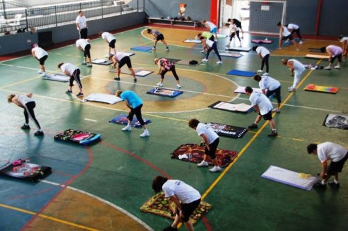 Aula de ginástica em um centro esportivo paulistano