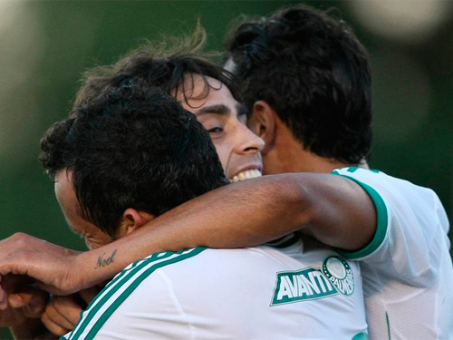 Valdivia é abraçado por companheiros de Palmeiras ((Cesar Greco/Ag Palmeiras))