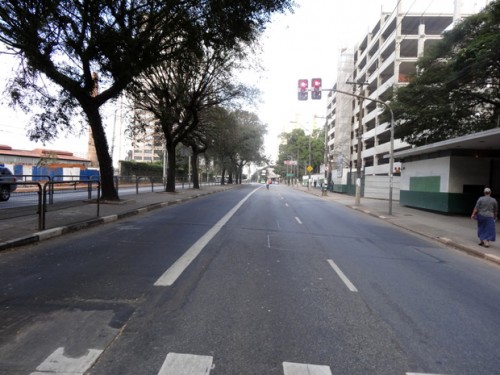 Avenida Francisco Matarazzo, com estacionamento do Allianz Parque à dir.