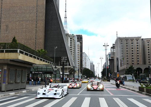 Carros que disputam as 6 Horas de São Paulo passeiam pela av. Paulista (Luca Bassani)