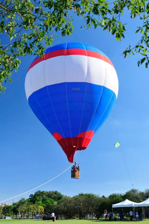 Balão de ar quente tripulado limitado por cordas na Virada de 2012