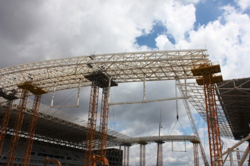 Estruturas metálicas em montagem na Arena Corinthians (Odebrecht)