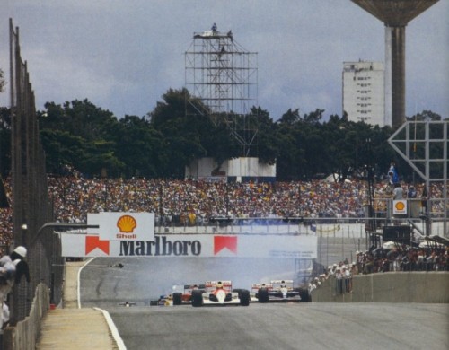 Ayrton Senna lidera pelotão em Interlagos, mas no sentido convencional