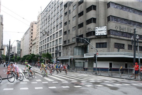 10º Tour do Brasil/Volta Ciclística de São Paulo em sua última etapa Ciclistas passam pelo Pátio do Colégio (Sérgio Shibuya/MBraga Comunicação)