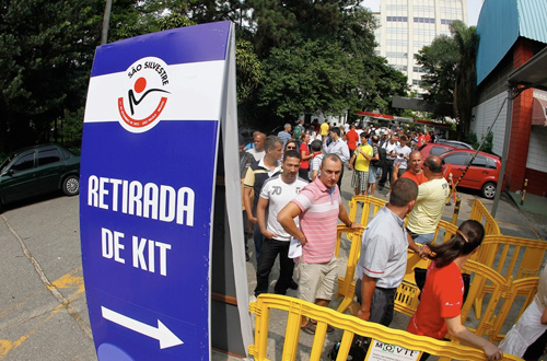 Retirada de kit em 2013 (Fernando Dantas/Gazeta Press)