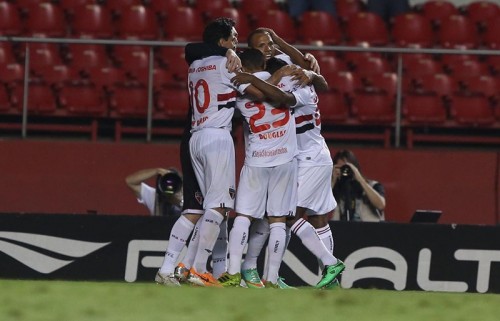 Jogadores do São Paulo se abraçam (Rubens Chiri/saopaulofc.net)